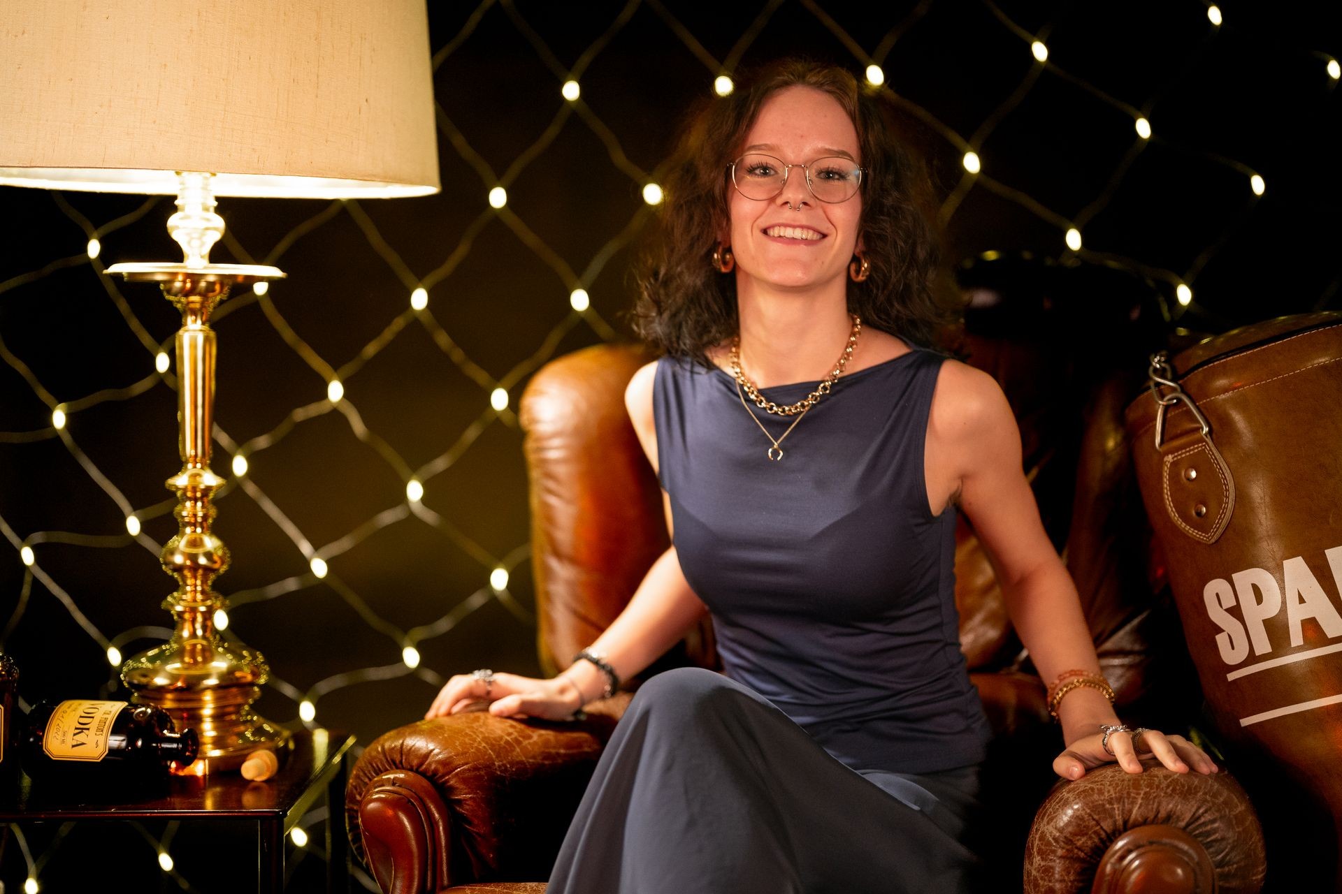 Frau beim professionellen Porträt-Fotoshooting im Studio mit warmer Lichtstimmung Frau beim professionellen Porträt-Fotoshooting im Studio mit warmer Lichtstimmung